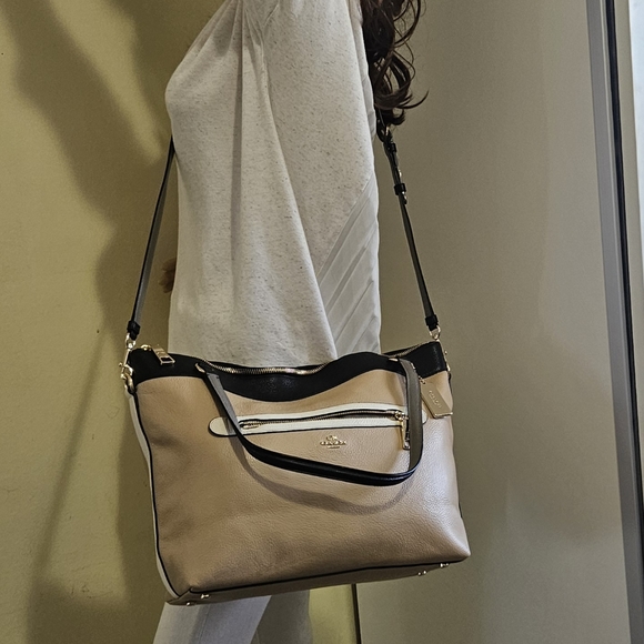 Like New!Coach beige/Black Pebbled Leather Tote Bag - Picture 3 of 12
